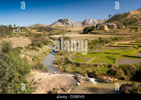 Madagascar, Fianarantsoa, petite rivière qui coule à travers le paysage agricole Banque D'Images