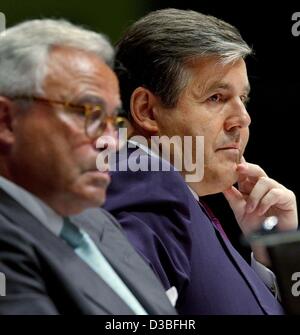 (Afp) - Rolf E. Breuer (L), le président du Conseil de Surveillance de la Deutsche Bank, et Josef Ackermann, Président du Conseil, d'écouter lors de l'Assemblée générale à Francfort, 10 juin 2003. Deutsche Bank AG a connu un solide départ pour le deuxième trimestre, la première banque de l'Allemagne a signalé 10 juin. De Banque D'Images