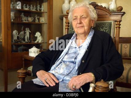 (Afp) - Hella von dem Hagen est assise sur un fauteuil dans son appartement à Berlin, 26 mai 2003. Hagen est le plus ancien avocat en Allemagne selon l'association du barreau de Berlin. Le 99-year-old woman a eu une carrière qui a duré 55 ans et elle seulement dispensé de son dernier cas lorsqu'elle était bien au-delà de 80 ans Banque D'Images