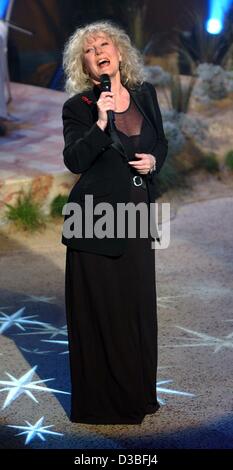 (Afp) - La chanteuse britannique Petula Clark effectue au cours de la ZDF "ommerhitfestival' television show à Berlin, 5 juin 2003. Le spectacle célèbre la vieille et nouvelle hits populaires de musik et sera diffusée le 21 août 2003. Banque D'Images