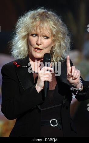 (Afp) - La chanteuse britannique Petula Clark effectue au cours de la ZDF "ommerhitfestival' television show à Berlin, 5 juin 2003. Le spectacle célèbre la vieille et nouvelle hits populaires de musik et sera diffusée le 21 août 2003. Banque D'Images