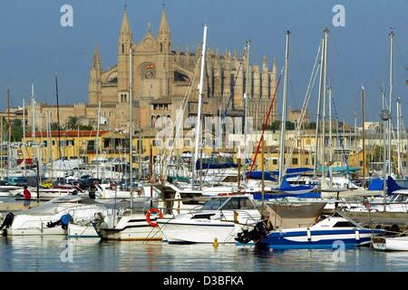 (Afp) - une vue sur le port de plaisance en direction de La Seu Cathedral à Palma sur l'île de Majorque, Espagne, 7 juin 2003. La première pierre de la cathédrale a été mis, au lieu de l'origine de la mosquée, après l'Arabe souverains ont été forcés de quitter l'île dans le cadre de la Cer Banque D'Images