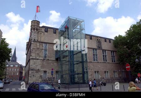 (Afp) - Une vue de la Guerzenich à Cologne, Allemagne, 24 juin 2003. Construit en 1441-1447 salle de danse et d'un magasin, l'Guerzenich est à partir de ca. 1820 utilisé comme un festival et salle de concert. De 1857 à 1986, il était à la maison à l'Guerzenich-Orchester. Détruit en 1943, avec seulement l'exter Banque D'Images