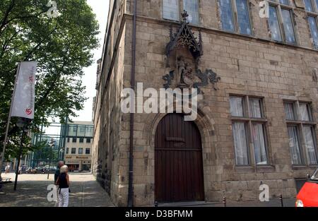 (Afp) - Une vue de la Guerzenich à Cologne, Allemagne, 24 juin 2003. Construit en 1441-1447 salle de danse et d'un magasin, l'Guerzenich est à partir de ca. 1820 utilisé comme un festival et salle de concert. De 1857 à 1986, il était à la maison à l'Guerzenich-Orchester. Détruit en 1943, avec seulement l'exter Banque D'Images