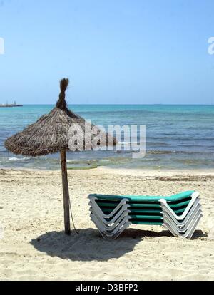 (Afp) - une vue sur la plage déserte en début de matinée à El Arenal près de Palma sur l'île de Majorque, Espagne, le 5 juin 2003. Majorque est considérée comme l'une des destinations de vacances les plus populaires en Europe. Banque D'Images