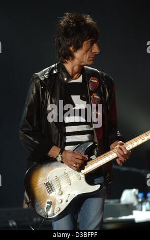 (Afp) - Le guitariste des Rolling Stones, Ron Wood, effectuée pendant le premier concert de l'étape de la Stones Licks World Tour actuel, à Munich, le 4 juin 2003. Les pierres ont joué des chansons de leurs 41 ans d'histoire du groupe et, comme leur dernière chanson, leurs méga hit "satisfaction". Après trois c Banque D'Images