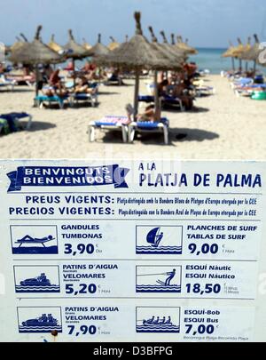 (Afp) - Un conseil de prix indique que le prix pour une variété de sports d'eau en Espagnol et Catalan, sur la plage de la célèbre à El Arenal près de Palma sur l'île de Majorque, Espagne, le 6 juin 2003. Majorque est considérée comme l'une des destinations de vacances les plus populaires en Europe. Banque D'Images