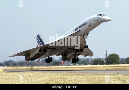 (Afp) - Le dernier vol d'un avion supersonique Concorde Air France se termine à l'aéroport Karlsruhe-Baden-Baden dans Soellingen-Rheinmuenster, Allemagne, 24 juin 2003. L'avion, retiré de la demande par Air France, seront transportés à une exposition permanente au Musée de la technique à Sinsheim, près de Banque D'Images