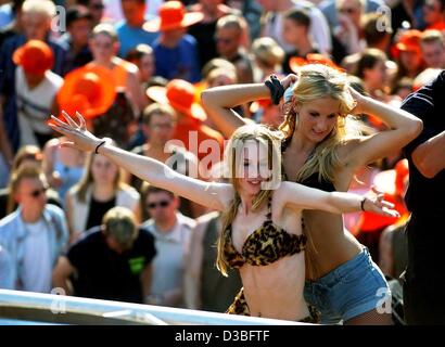 (Afp) - Deux jeunes femmes dansent sur un camion à la techno 9ème génération "Déplacer" à Hambourg, Allemagne, 31 mai 2003. Environ 100 000 fans techno célébré dans les rues d'Hambourg. Le techno spektacle attiré pour la plupart des jeunes gens qui dansaient derrière 18 véhicules parti toute la journée jusqu'à tard dans la soirée. Banque D'Images