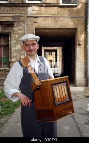 (Afp) - Le joueur d'orgue de Joerg Frey pose pour la caméra avec son instrument dans le quartier de Prenzlauer Berg à Berlin, Allemagne, 12 mai 2003. Banque D'Images