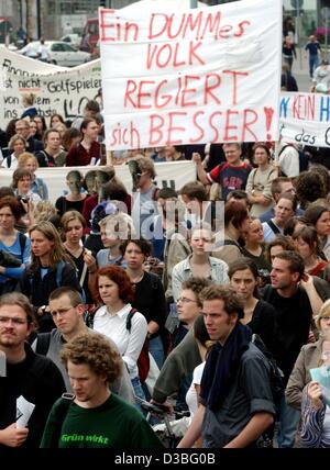 (Afp) - plusieurs milliers d'étudiants protestent contre les réductions envisagées dans le secteur de l'éducation de l'Etat de Saxe à Leipzig, en Allemagne de l'Est, 19 juin 2003. La bannière dans le centre se lit "un peuple stupide règne mieux". Les étudiants protestent contre les plans de la science Saxonian Ministre Ro Banque D'Images