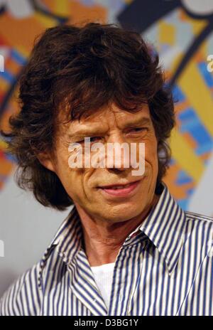 (Afp) - Mick Jagger, le leader du groupe de rock britannique The Rolling Stones, sourit au cours d'une conférence de presse à Munich, le 5 juin 2003. Banque D'Images