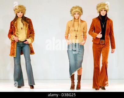 (Afp) - Trois modèles posent sur la passerelle et présenter la collection de mode pour la saison d'hiver 2003/2004 et autmn lors d'un défilé à l'hôtel Intercontinental à Hambourg, Allemagne, 24 juin 2003. Banque D'Images