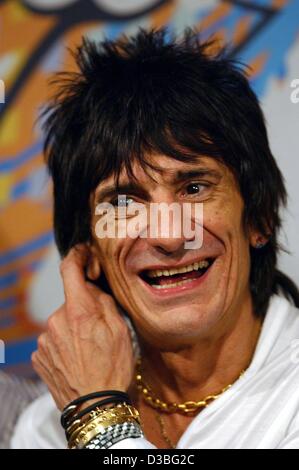 (Afp) - Ron Wood, guitariste du groupe de rock britannique The Rolling Stones, est photographié au cours d'une conférence de presse à Munich, le 5 juin 2003. Banque D'Images