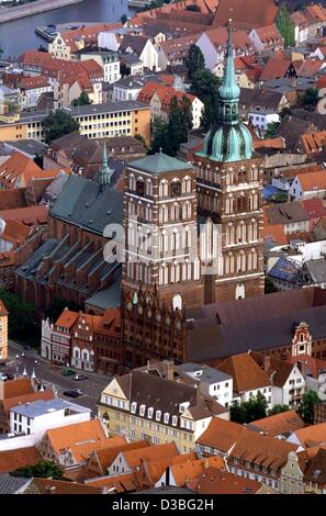 (Afp) - Une vue aérienne montre la vieille ville avec l'Église Nikolai et l'hôtel de ville dans la ville hanséatique de Stralsund, Allemagne, le 14 juin 2003. L'église a été érigée à partir de la maison à la fin du 13ème siècle au 15ème siècle dans le style d'une basilique. La vieille ville de Stralsund est sur la liste des t Banque D'Images