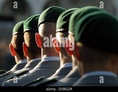 (Afp) - une ligne de soldats sont dans le fichier pendant la cérémonie d'engagement public et de tatouage de recrues de l'armée allemande devant la mairie de Hambourg, Allemagne, 16 juin 2003. C'est la première fois en 25 ans que les soldats s'engager publiquement un serment devant la mairie de la ville hanséatique de Hambu Banque D'Images