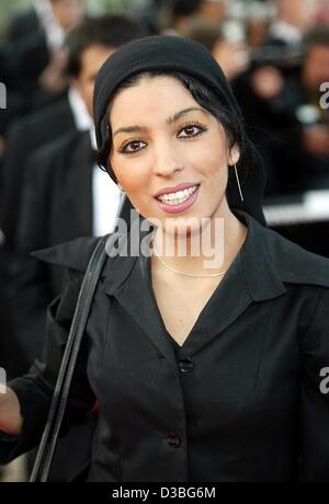 (Afp) - Le directeur du cinéma iranien Samira Makhmalbaf arrive à la cérémonie de clôture du 56e festival du film de Cannes, France, 25 mai 2003. Elle a remporté le Prix du Jury pour son film "a cinq heures de l'après-midi". Le film a été le premier film étranger rendu à Kaboul depuis la chute des talibans reg Banque D'Images