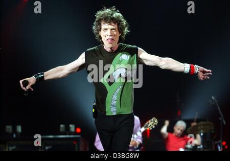 (Afp) - Le leader des Rolling Stones, Mick Jagger, effectuée pendant le premier concert de l'étape de la Stones Licks World Tour actuel, à Munich, le 4 juin 2003. Les pierres vous donne trois concerts à Munich avant qu'ils ont prévu des concerts à Oberhausen, Berlin, Leipzig, Hockenheim, Ha Banque D'Images