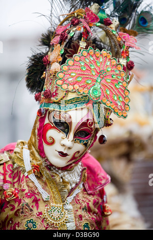 Masques vénitiens traditionnels que l'on porte au carnaval de Venise en place San Marco Venise Banque D'Images