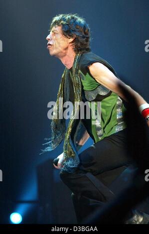 (Afp) - Le leader des Rolling Stones, Mick Jagger, effectuée pendant le premier concert de l'étape de la Stones Licks World Tour actuel, à Munich, le 4 juin 2003. Les pierres ont joué des chansons de leurs 41 ans d'histoire du groupe et, comme leur dernière chanson, leurs méga hit "satisfaction". Après trois Banque D'Images