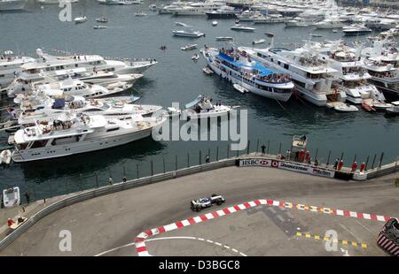 (Afp) - pilote de Formule 1 colombien Juan Pablo Montoya (Williams BMW) courses lors du Grand Prix de Monaco à Monte Carlo, 1 juin 2003. Montoya termine premier et célèbre la première victoire de BMW Williams cette saison. Banque D'Images