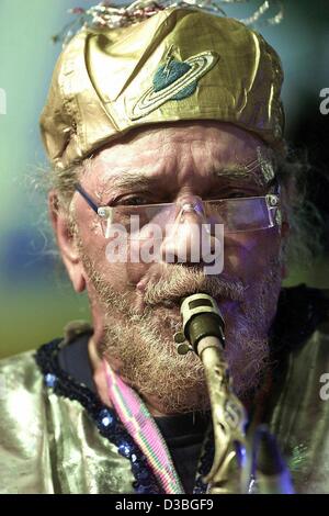 (Afp) - le saxophoniste américain Allen Marshall effectue avec le légendaire Sun Ra Arkestra au cours de la 32e International New Jazz Festival de Moers, Allemagne, 6 juin 2003. Allen, qui a été associée avec le Sun Ra Arkestra depuis 1958, a pris en charge la bande légendaire il y a dix ans après la mort de Sun Banque D'Images