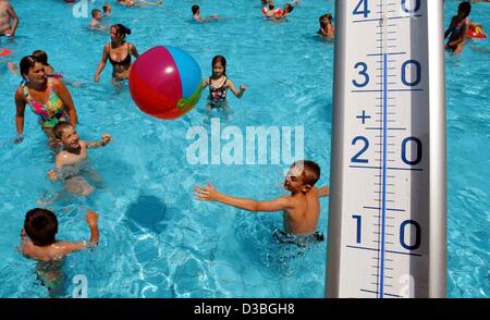 (Afp) - Un thermomètre indique 35 degrés Celsius dans une piscine publique à Straubing, Allemagne, 12 juin 2003. Banque D'Images