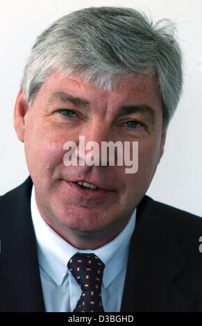 (Afp) - Michael Sommer, Président de la fédération des syndicats allemands 'Deutscher Gewerkschaftsbund' (DGB), photographié au siège du syndicat à Berlin, 13 juin 2003. Sommer est né à Buederich, Allemagne le 17 janvier 1952 et a déménagé à un âge précoce avec sa famille à Berlin où il a passé son ch Banque D'Images