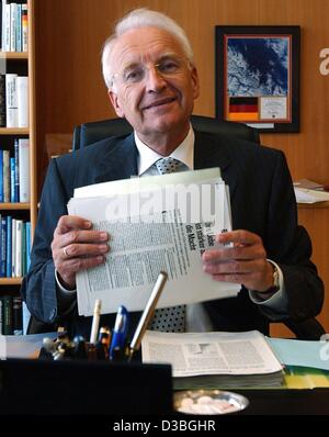 (Afp) - Le Premier Ministre bavarois Edmund Stoiber travaille dans son bureau de la chancellerie d'État à Munich, 22 mai 2003. Il fêtera son 10e anniversaire en fonction à titre de premier ministre le 28 mai. Banque D'Images