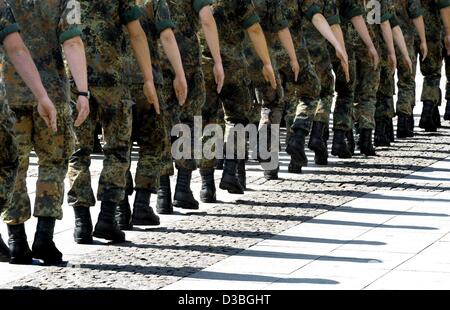 (Afp) - Des recrues de l'armée allemande mars lors d'une répétition pour un vœu de cérémonie à l'hôtel de ville de Hambourg, Allemagne, 16 juin 2003. C'est la première fois en 25 ans que la Bundeswehr (armée allemande) célèbre un engagement public et de tatouage à Hambourg. Les adversaires de la guerre et des militants pour la paix se sont rassemblés à Banque D'Images