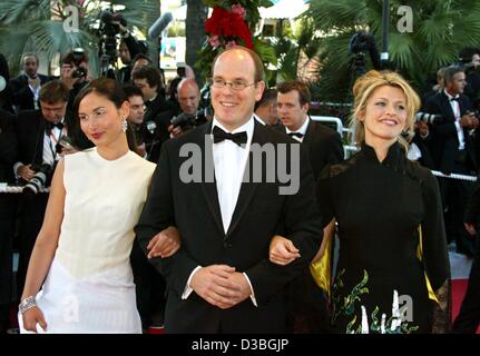 (Afp) - Le Prince Albert de Monaco arrive accompagné de deux femmes (non identifié) au gala d'ouverture du 56e Festival International de Cannes, France, 14 mai 2003. Le premier film qui a été officiellement sélectionné par le jury de présélection et l'auditoire était la période française film "Fanfan la Tulipe Banque D'Images