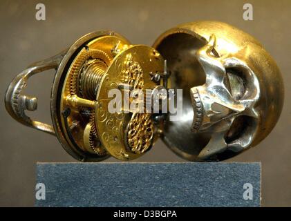(Afp) - Une horloge pendentif en forme d'un crâne humain, fabriqué par l'horloger Genève Jaques Joly datant de 1630, s'expose à la Mathematisch-Physikalischer Salon (physique-mathématique) à la Chambre le Zwinger à Dresde, Allemagne, 3 juin 2003. Le salon, un musée qui se concentre sur les horloges Banque D'Images