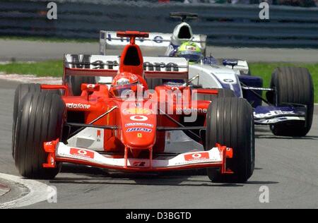 (Afp) - L'allemand champion du monde de Formule 1 Michael Schumacher (Ferrari) parvient à dépasser son frère pilote de Formule 1 allemand Ralf Schumacher (BMW-Williams) à l'intérieur d'une courbe sur le champion du monde de formule 1 l'Allemand Michael Schumacher (Ferrari) sur le circuit Gilles Villeneuve formule sur Banque D'Images