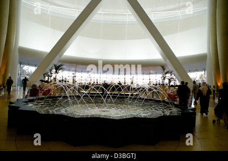 La fontaine dans le hall de l'hôtel Burj Al Arab à Dubaï le EAU. L'hôtel de 7 étoiles de la voile dans le désert hôtel célèbre pour de riches Banque D'Images