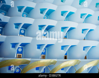 Les rangées de chambres dans l'hôtel Burj Al Arab de l'intérieur du hall de l'hôtel Banque D'Images