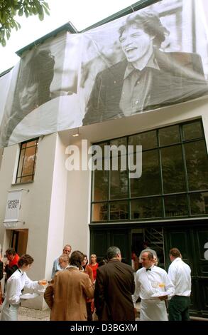 (Afp) - Des invités se lever et prendre un verre en face de l'entrée de la galerie Camerawork lors d'un vernissage à Berlin, le 15 juin 2003. L'exposition présente des dessins du guitariste Ron Wood Rolling Stone et d'autres photographies du légendaire groupe de rock britannique. La réception, qui a été assister à Banque D'Images