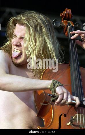 (Afp) - Perttu Kivilaakso du métal finlandais Apocalyptica 'rock band' joue du violoncelle pendant le Rock am Ring (anneau) rock à l'open air festival sur la piste de course de Nürburgring, en Allemagne, 7 juin 2003. 'Rock am Ring' avec 'Rock im Park", qui a lieu en même temps à Nuremberg, sont Banque D'Images