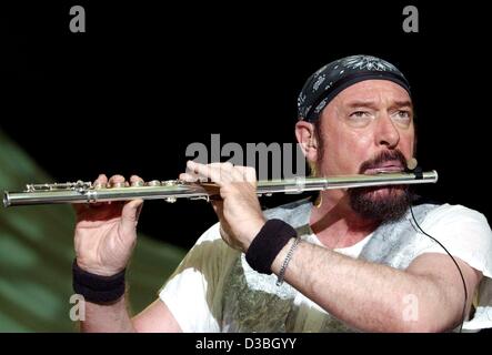 (Afp) - Ian Anderson, le chef du groupe légendaire de rock Jethro Tull, joue de la flûte traversière pendant le concert d'ouverture de leur tournée en Allemagne à Bonn, le 12 juin 2003. Le groupe britannique a joué des classiques comme "Aqualung" et "Locomotive Breath" devant 3 600 supporters massés. Début de la bande Banque D'Images