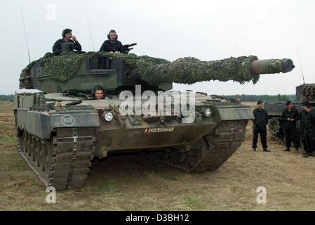 (Afp) - Des soldats polonais sur un Leopard II A4 mis à disposition par l'Allemagne, au cours d'un exercice militaire de l'armée polonaise sous la direction d'officiers allemands près de la frontière allemande en Swietoszow, Pologne, 14 mai 2003. La Pologne a officiellement demandé une intervention militaire de l'OTAN L'étude sur la possibilité d'appui de l'alliance Banque D'Images