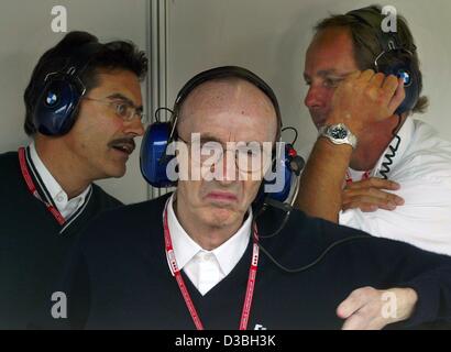 (Dpa) - Frank Williams (C), directeur de l'équipe de l'équipe de Formule 1 BMW-Williams, et les deux directeurs de sport automobile Mario Theissen (L) et l'Autrichien Gerhard Berger (R) chercher déplut comme ils regardent une formation à Monza, Italie, le 13 septembre 2002. Dans une interview avec le journal 'Abendzei Munich Banque D'Images