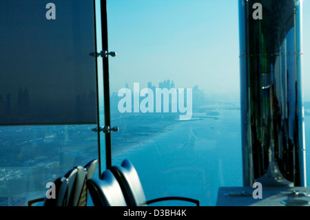 La vue depuis le restaurant de l'hôtel Burj Al Arab 7 étoiles Donnant sur Dubaï et Abu Dhabi Banque D'Images