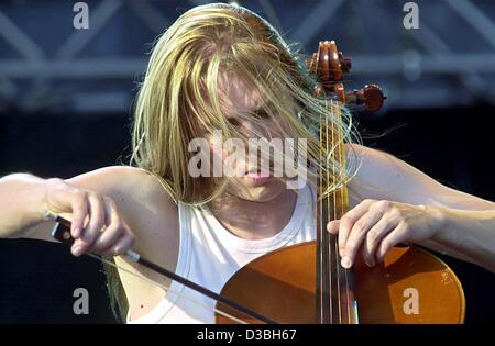 (Afp) - de la Symphonique Eicca Toppinen metal finlandais Apocalyptica 'rock band' joue du violoncelle pendant le Rock am Ring (anneau) rock à l'open air festival sur la piste de course de Nürburgring, en Allemagne, 7 juin 2003. 'Rock am Ring' avec 'Rock im Park", qui en même temps a lieu à Nuremberg, sont am Banque D'Images