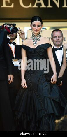 (Afp) - L'actrice espagnole Penelope Cruz arrive au gala d'ouverture du 56e Festival International de Cannes, France, 14 mai 2003. Le premier film qui a été officiellement sélectionné par le jury de présélection et l'auditoire était la période française film "Fanfan la Tulipe". Le film stars Vincent Perez un Banque D'Images