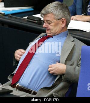 (Afp) - Le ministre allemand des affaires étrangères, Joschka Fischer (Parti Vert) se penche en arrière détendu sur le banc du gouvernement au cours de la session du Bundestag allemand à Berlin, 5 juin 2003. Le Bundestag a ratifié à une large majorité l'acceptation de sept pays d'Europe centrale et orientale de rejoindre l'OTAN. Esto Banque D'Images