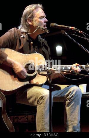 (Afp) - le chanteur de rock canadien Neil Young joue sur la scène lors de son concert à Hambourg, le 29 avril 2003, le début de sa tournée en Allemagne. Les jeunes est devenu célèbre avec son groupe 'Crosby, Stills Nash & Young' dans les années 1970. Banque D'Images
