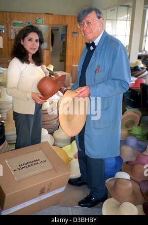 (Dpa) - ingénieur chimique Carina Guillen et Munich-né Kurt Dorfzaun présente différents types de chapeaux Panama à sa compagnie de showroom à Cuenca, Équateur, 3 juillet 2002. L'Équateur est l'origine de l'Panama Hat, qui probablement l'erreur nom parce qu'il a d'abord été exporté vers le Panama avant Banque D'Images