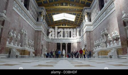 (Afp) - Un groupe de visiteurs devant le Walhalla, la commémoration hall pour personnalités de la culture allemande, près de Donaustauf, Allemagne, le 8 avril 2003. Le temple comprend six grands groupes de bustes. Dans leur centre est toujours l'une des déesse germanique de la victoire. Dans les parties supérieures, Banque D'Images