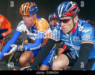 (Afp) - le cycliste néerlandais Michael Boogerd (L) de l'équipe Rabobank s'entretient avec nous Lance Armstrong (R) de l'équipe US-Postal suivant le début de la coupe du monde de Liège-Bastogne-Liège, Liège, Belgique, 27 avril 2003. Banque D'Images