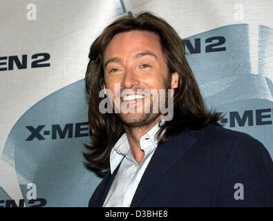 (Afp) - L'acteur américain Hugh Jackman sourit lors d'une promotion du film 'X-Men 2', à Berlin, 23 avril 2003. Jackman joue le personnage principal Wolverine qui appartient à un groupe de mutants avec des capacités extraordinaires, les X-Men. Le film sera lancé dans les salles allemandes le 1 mai 2003. Banque D'Images