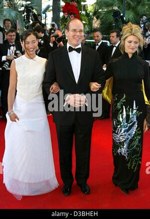 (Afp) - Le Prince Albert de Monaco arrive accompagné de deux femmes (non identifié) au gala d'ouverture du 56e Festival International de Cannes, France, 14 mai 2003. Le premier film qui a été officiellement sélectionné par le jury de présélection et l'auditoire était la période française film "Fanfan la Tulipe Banque D'Images